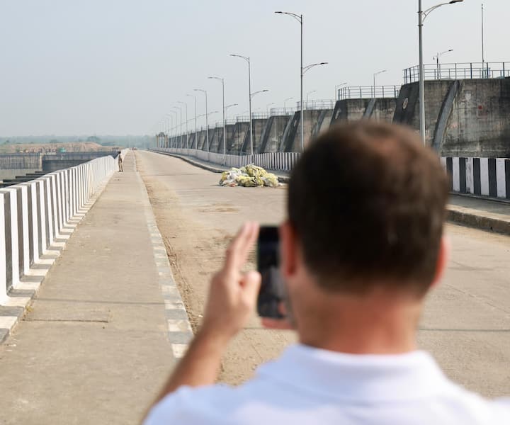 Rahul Gandhi went around the barrage which recently suffered damage along with Congress leaders (Credit: ABP Desam)