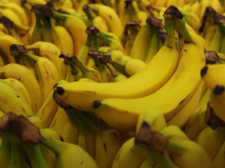 प्राकृतिक रूप से पके केले का स्वाद अधिक मीठा होता है,जबकि कार्बाइड से पकाए गए केले का स्वाद फीका होता है. कार्बाइड से पकाए गए केले का रंग हल्का पीला वहीं प्राकृतिक रूप से पके केले में हल्के भूरे और कहीं-कहीं काले धब्बे दिखाई देते है.