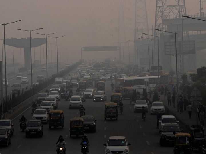 Delhi Pollution: दिल्ली-एनसीआर में एयर क्वालिटी हुई गंभीर, कई इलाकों में एक्यूआई 400 पार, स्कूल के साथ क्या रहेगा बंद?