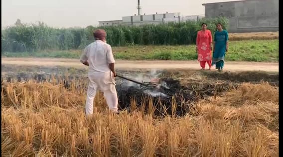 Stubble: ਮੋਗਾ 'ਚ 218 ਥਾਵਾਂ 'ਤੇ ਸਾੜੀ ਜਾ ਰਹੀ ਸੀ ਪਰਾਲੀ ਤਾਂ ਪ੍ਰਸ਼ਾਸਨ ਪੰਹੁਚ ਗਿਆ ਪਾਣੀ ਦੇ ਟੈਂਕ ਲੈ ਕੇ Stubble: ਮੋਗਾ 'ਚ 218 ਥਾਵਾਂ 'ਤੇ ਸਾੜੀ ਜਾ ਰਹੀ ਸੀ ਪਰਾਲੀ ਤਾਂ ਪ੍ਰਸ਼ਾਸਨ ਪੰਹੁਚ ਗਿਆ ਪਾਣੀ ਦੇ ਟੈਂਕ ਲੈ ਕੇ