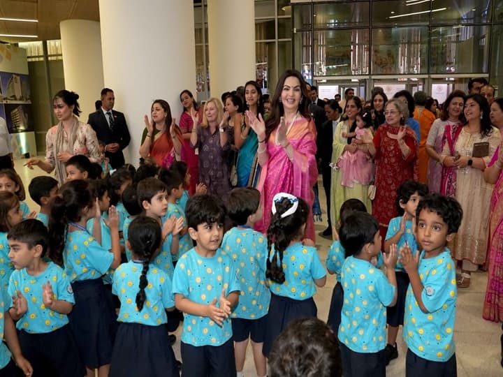 Nita Ambani Birthday Celebration Pics: अपने 60वें जन्मदिन के खास मौके पर नीता अंबानी ने देश के 15 राज्यों में 1.40 लाख लोगों के लिए अन्न सेवा का आयोजन किया था.