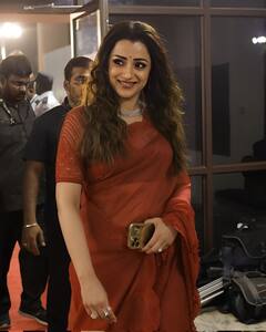 Trisha Saree Photos : சிவப்பு சேலையில் ரோஜா போல் மிளிரும் நடிகை திரிஷா!