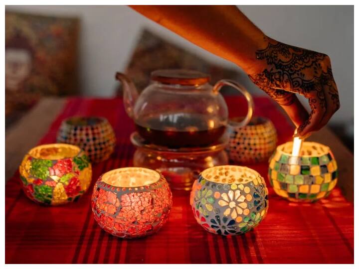 दीवापाली में सबसे ज्यादा लोग सजावटी झालर, रिमोट वाली झालर, बंदनवार, गेट के लिए झालर, छतों और दीवारों पर लटकने वाले चमकदार कैंडल, झुमर, गुब्बारे, पोस्टर्स, रंग-बिरंगी पट्टियां, फूल-मालाएं, मोमबत्तियों के डिजाइनर दीप आदि खरीदते हैं. यह सारा ही समान इन बाजारों में सस्ते दामों पर मिल जाएंगे.यहां चाइनीज से ले स्वदेशी सभी तरह के आइटम उपलब्ध है.