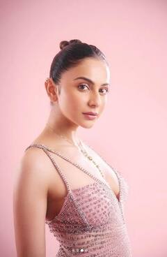 Rakul Preet Singh: ਰਕੁਲ ਪ੍ਰੀਤ ਸਿੰਘ ਨੇ ਡੀਪਨੇਕ ਆਊਟਫਿਟ ਪਾ ਕੇ ਇੰਟਰਨੈੱਟ 'ਤੇ ਲਗਾਈ ਅੱਗ, ਕਿਲਰ ਲੁੱਕ ਨਾਲ ਪ੍ਰਸ਼ੰਸਕਾਂ ਨੂੰ ਕੀਤੀ ਹੈਰਾਨ