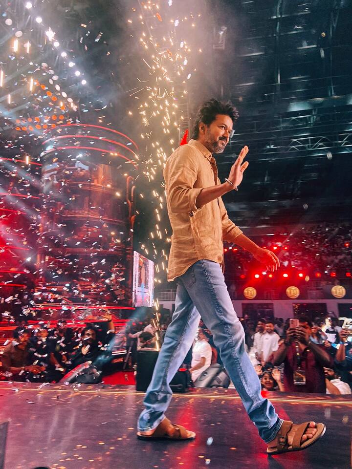 “இரண்டு வேட்டைக்கார்கள் காட்டிற்கு செல்கிறார்கள். ஒரு வேட்டைக்காரர் வில் அம்பையும் இன்னொரு வேட்டைக்காரர் ஈட்டி எடுத்துக் கொண்டும் போகிறார்கள். வில் அம்பு எடுத்துச் செல்பவர் முயலை வேட்டையாடுகிறார். ஈட்டியை எடுத்துச் செல்பவர் யானையை வேட்டையாட முயற்சி செய்து தோற்றுப் வெறுங்கையோடு திரும்புகிறார். இந்த இரண்டு நபர்களில் யார் வெற்றிபெற்றது என்று கேட்டால் யானையை வேட்டையாட முயற்சி செய்தவர் தான் வெற்றி பெற்றார். எப்போதும் நமக்கு எளிமையாக முடியும் ஒன்றை செய்வதைவிட நமக்கு கடினமான ஒன்றை முயற்சி செய்வதே வெற்றி”-விஜய்யின் குட்டி ஸ்டோரி