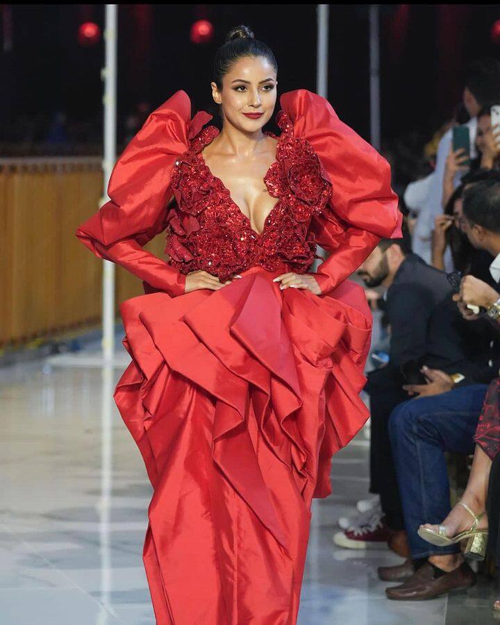यासोबत शेहनाजने रेड लिपस्टिक लावलेली जी तिच्या लुकला आणखी खुलवत आहे.