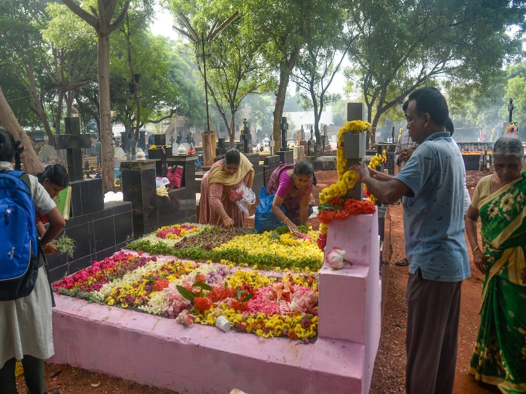 தஞ்சை மாவட்டத்தில் முன்னோர்களை நினைவு கூர்ந்து நடந்த கல்லறைத் திருநாள் Graveyard festival in Thanjavur district to remember the ancestors TNN தஞ்சை மாவட்டத்தில் முன்னோர்களை நினைவு கூர்ந்து நடந்த கல்லறைத் திருநாள்