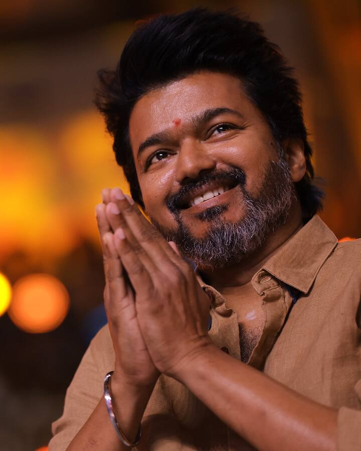 “புரட்சி தலைவருன்னா அது ஒருத்தர்தான், நடிகர் திலகம்னா அது ஒருத்தர்தான், புரட்சிக்கலைஞர் என்றால் அது ஒருத்தர்தான், சூப்பர் ஸ்டார் என்றால் ஒருத்தர்தான், உலகநாயகன் என்றால் அது ஒருத்தர்தான், தல என்றால் அது ஒருத்தர்தான்.. அதேபோல் தளபதிக்கு அர்த்தம் தெரியும்ல?.. மன்னருக்கு கீழே அவர் இருப்பாரு..மன்னர்கள் ஆணையிடுவதை அவர்கள் நிறைவேற்றுவார்கள். என்னை பொறுத்தவரை மக்களாகிய நீங்கள்தான் என் மன்னர்கள். நான் உங்களுக்கு கீழே இருக்கிற தளபதி. நீங்க ஆணையிடுங்க நான் செஞ்சிட்டு போறேன்” - விஜய்
