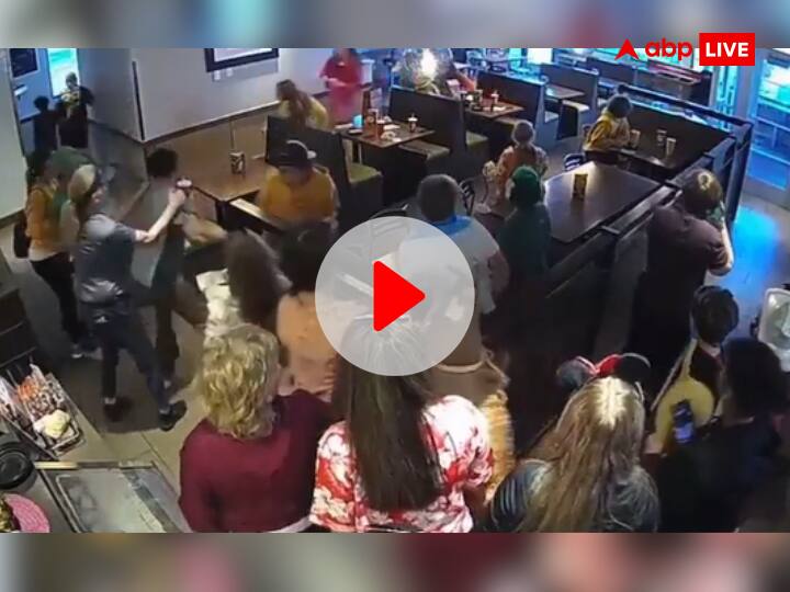 Weird News Hindi Restaurant People Scattered After Deer Comes Through Window Viral Video रेस्टोरेंट में खाना खा रहे थे लोग, अचानक खिड़की से घुस आया ये विशाल जानवर, जान बचाकर पड़ा भागना- VIDEO