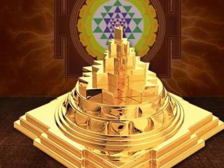 દિવાળીની રાત્રે લક્ષ્મી પૂજા સમયે શ્રીયંત્ર અને મહાલક્ષ્મી યંત્રની અવશ્ય પૂજા કરો. ધન ધાન્યની વૃદ્ધી માટે ઉપાય કારગર છે.