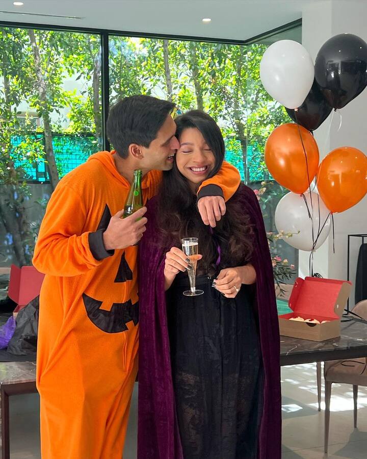 'भगोड़े' बिजनेसमैन विजय माल्या के बेटे सिद्धार्थ ने सगाई कर ली है. उन्होंने सगाई कुछ खास तस्वीरें इंस्टाग्राम पर शेयर की हैं. ये तस्वीरें अब सोशल मीडिया पर तेजी से वायरल हो रही हैं.