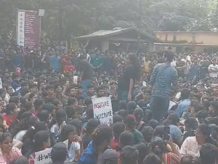 Allegation of molestation of IIT-BHU student students on streets demanding action ann IIT-BHU की छात्रा का आरोप- 'किस किया, वीडियो बनाए और फाड़ दिए कपड़े...' बीएचयू में स्टूडेंट्स आंदोलित