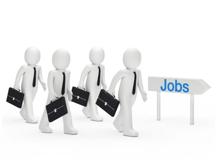 इस रिक्रूटमेंट ड्राइव से बहुत से पद पर भर्ती होगी जैसे असिस्टेंट एडमिनिस्ट्रेटिट ऑफिसर, लाइब्रेरियन, ऑफिस असिस्टेंट, हॉस्टल वार्डन, स्टोर कीपर, जूनियर इंजीनियर, लैब टेक्निशियन आदि.