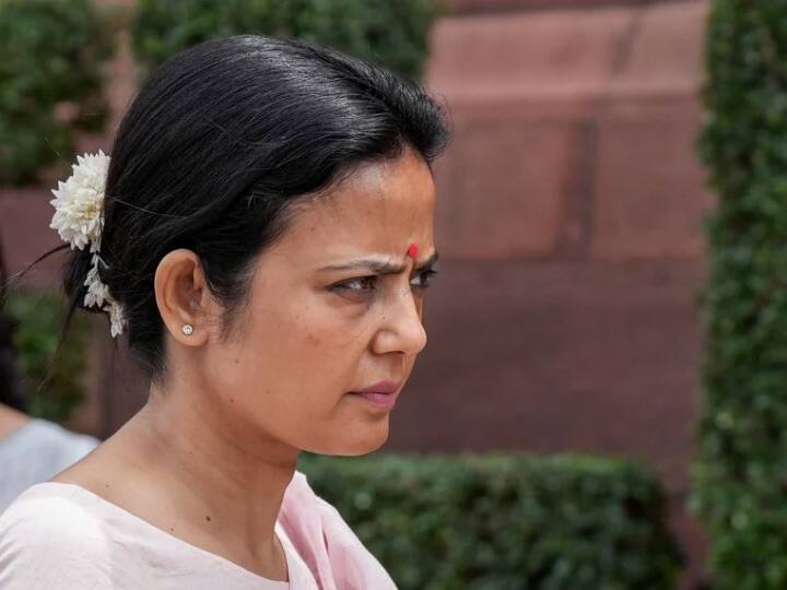 Mahua Moitra appears before Parliamentary ethics committee to ensure about cash for query allegations BJP MP Nishikant Dubey Mahua Moitra Row: तीन बैग्स लेकर संसद की एथिक्स कमेटी के सामने पहुंचीं महुआ, जानें उनसे हो रहे हैं क्या सवाल-जवाब