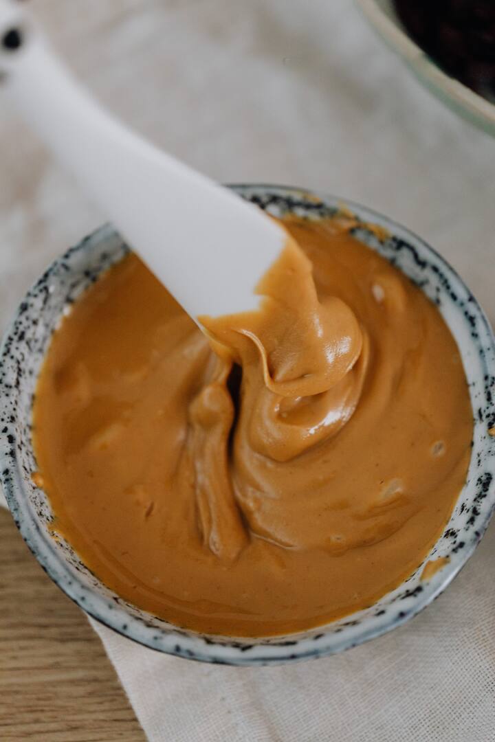 டோனட் வடிவிலாக ஆப்பிளின் மீது Peanut Butter தடவி அதன்மீது நட்ஸ் போட்டிவிடவும்.