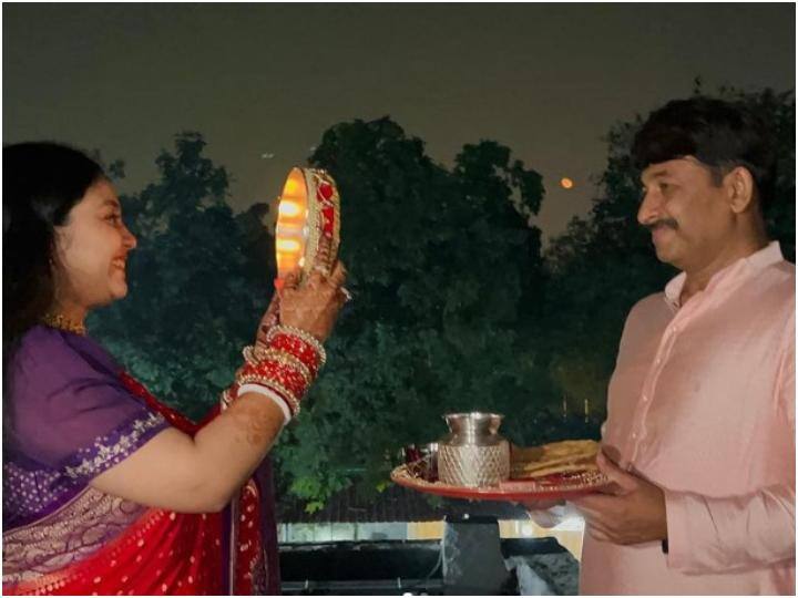  Karwa Chauth 2023 Bhojpuri Actor BJP MP Manoj Tiwari celebrated Karwa Chauth with wife surbhi Tiwari share pics  Karwa Chauth 2023: पत्नी सुरभि संग भोजपुरी स्टार मनोज तिवारी ने सेलिब्रेट किया करवा चौथ, एक्टर ने तस्वीरें शेयर कर दिखाई झलक