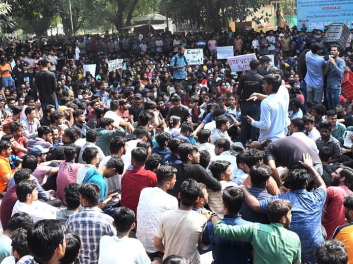 IIT BHU Student Protest At GD Office Know Students Union Five Demands in Molestation case IIT-BHU में छात्रा के साथ छेड़छाड़ के बाद स्टूडेंट्स आंदोलित, पांच मांगों पर अड़े, DG के दफ्तर को घेरा