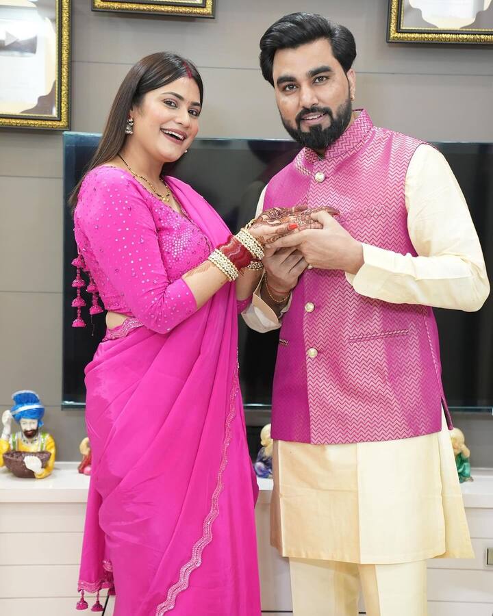 इस तस्वीर में अरमान अपनी दूसरी पत्नी कृतिका की मेहंदी फ्ल़ॉन्ट करते हुए दिखे. जिसका रंग बहुत ही खूबसूरत चढ़ा है.