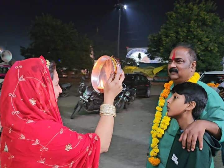 Madhya Pradesh Assembly Election 2023 Khandwa congress candidate Kundan Malviya celebrate karva chauth in party office ann MP Election 2023: हाय रे चुनावी व्यस्तता! पति को फुर्सत न मिली तो व्रत खोलने कांग्रेस कार्यालय पहुंच गई पत्नी