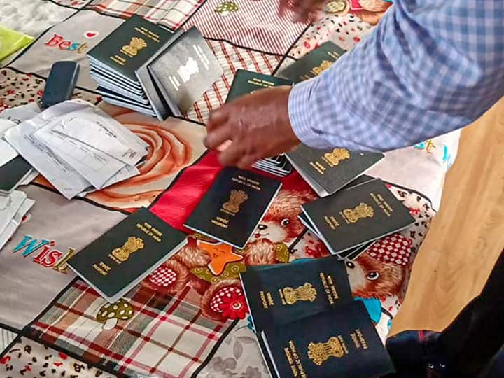 Mumbai crime branch busted making fake passport fake visa racket in name of getting abroad job 5 arrested ANN व‍िदेश में नौकरी दिलवाने को फर्जी पासपोर्ट-वीजा बनाने वाले गैंग का भंडाफोड़, 5 ग‍िरफ्तार