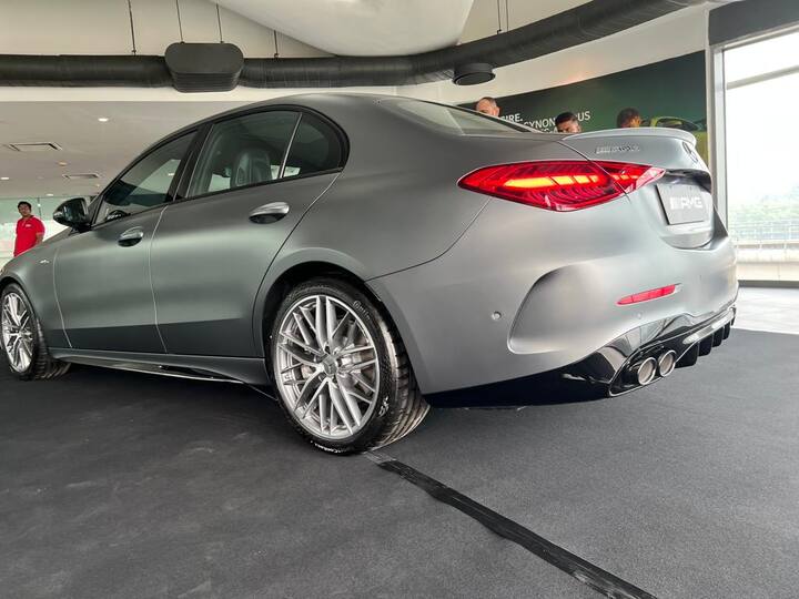 Bigger changes are there on the powertrain front with the V6 petrol being replaced with a downsized 2.0 four cylinder unit albeit with an added electric turbocharger. It makes 408 bhp and 500Nm which is more than the earlier engine. 4Matic and a 9-speed auto is standard. (Photo: Somnath Chatterjee)
