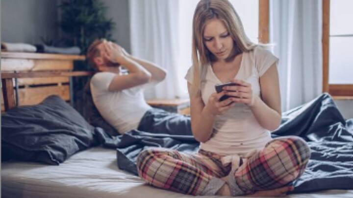 একসময়ে যে সম্পর্কে অনেক সুন্দর মুহূর্ত কাটিয়েছেন, সেই সম্পর্কে হঠাৎ চিড় ধরলে জীবনের অনেকটা অংশ এলোমেলো হয়ে যেতে পারে। তবে চিড় মানেই সম্পর্ক শেষ, তা নয়। একটু ধীরে এগোলে হয়তো সেই সম্পর্ক আবার অক্সিজেন পেতে পারেে।