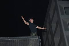 Shah Rukh Khan: উপচে পড়া ভিড়, আলোর রোশনাই! ভক্তদের মন রাখতে মধ্যরাতেই মন্নতের বারান্দায় হাজির শাহরুখ খান