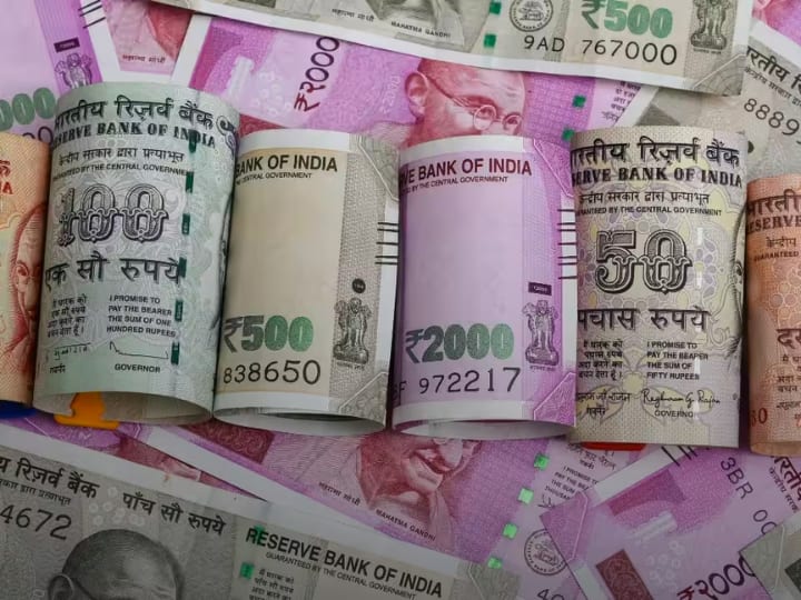 इन नोटों पर बापू की ओरिजनल फोटो का मिरर इमेज प्रिंट किया गया. कुछ महीनों के भीतर गांधी सीरीज के अन्य नोट्स जैसे मार्च, 1997 में 50 रुपये, अक्टूबर 1997 में 500 रुपये, नवंबर 2000 में 1000 रुपये, अगस्त 2001 में 20 रुपये और नवंबर 2001 में 5 रुपये के नोट गांधी सीरीज के अंतर्गत जारी किए.