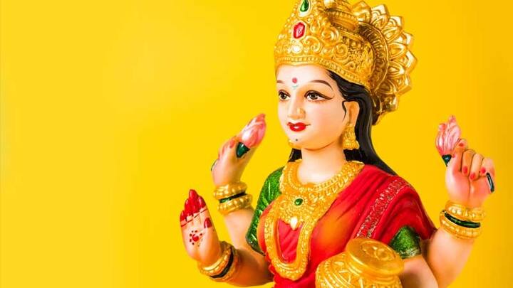 10 નવેમ્બરના રોજ ધનતેરસથી દિવાળીની 5 દિવસીય ઉજવણી શરૂ થશે. દિવાળી 12મી નવેમ્બર 2023ના રોજ છે. આ દિવસે લક્ષ્મી પૂજાનું અનેરૂ મહત્વ છે. આ અવસરે પૂજામાં કેટલાક ઉપાય કરવાથી મહાલક્ષ્મીની કૃપા પ્રાપ્ત થાય છે.