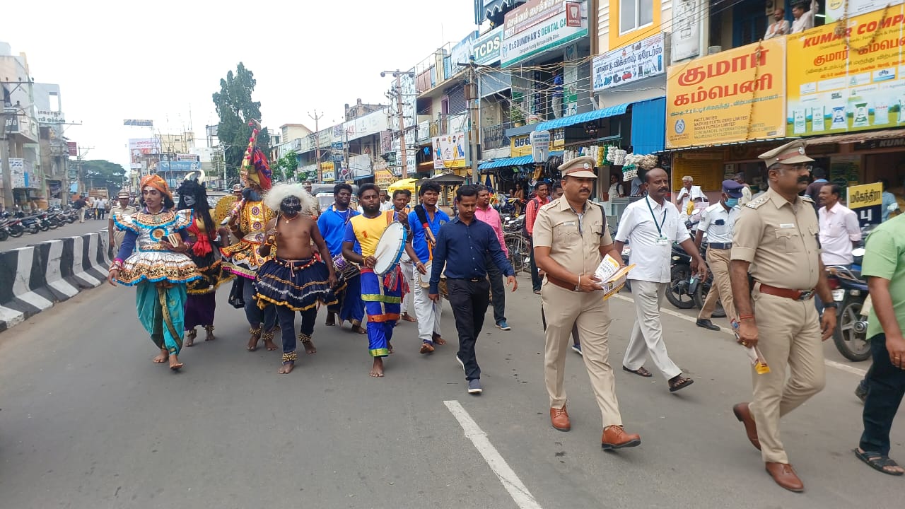 தருமபுரியில் போக்குவரத்து விதிகளை மீறியவர்களை எச்சரித்த எமதர்மன்