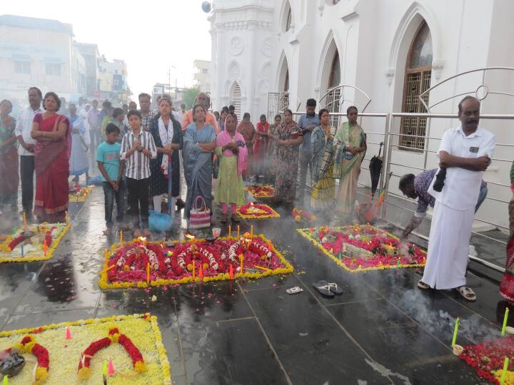 Velankanni Temple Cemetery day Special Mass TNN வேளாங்கண்ணி பேராலயத்தில் கல்லறை திருநாள் அனுசரிப்பு; முன்னோர்களுக்கு சிறப்பு பிரார்த்தனை