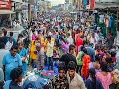 தஞ்சாவூரில் சூடுப்பிடிக்க ஆரம்பித்துள்ள தீபாவளி துணிகள் விற்பனை... இளைஞர்கள் மனசுல என்ன டிரெஸ் இருக்கு?