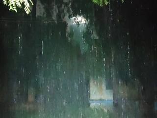 மதுரையில் கொட்டித்தீர்த்த கனமழை:  சாலைகளில் தேங்கிய மழைநீரில் ஊர்ந்துசென்ற வாகனங்கள்!