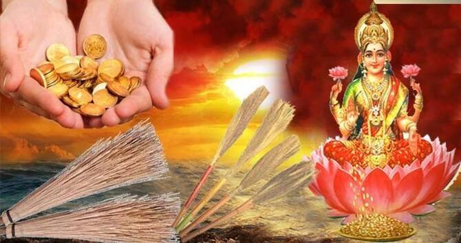 મહાલક્ષ્મીને સાફસફાઇને સુંદરતા ખૂબ જ પ્રિય છે. તેથી જ કહેવાય છે કે, ઝાડુમાં મહાલક્ષ્મીનો વાસ હોય છે. તેથી આ દિવસે ખાસ ઝાડુની પૂજા કરીને તેને મંદિરની પાસ મૂકી દો.