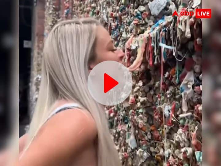 Woman Licked And Chewed Chewing Gum From Wall Watch Viral Video पॉपुलर होने के लिए कुछ भी! दीवार पर चिपकी 'च्विंगम' को नोचकर चबाने लगी लड़की, भड़का लोगों का गुस्सा, देखें VIDEO