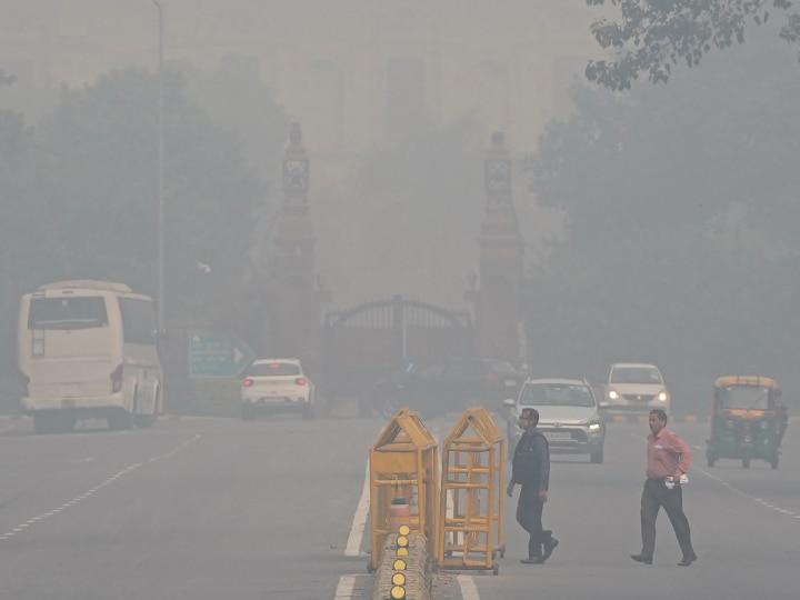 Delhi Pollution: दिल्ली-एनसीआर में एयर क्वालिटी हुई गंभीर, कई इलाकों में एक्यूआई 400 पार, स्कूल के साथ क्या रहेगा बंद?