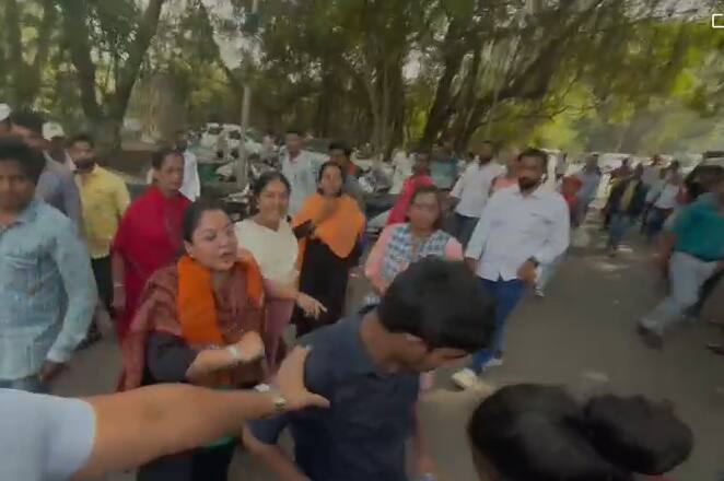 सावित्रीबाई फुले पुणे विद्यापीठात विद्यार्थ्यांचे दोन गट आमनेसामने आल्याने गोंधळ निर्माण झाला आहे.  पंतप्रधान नरेंद्र मोदी यांच्याविरोधात आक्षेपार्ह मजकूर लिहिण्यात आला होता.