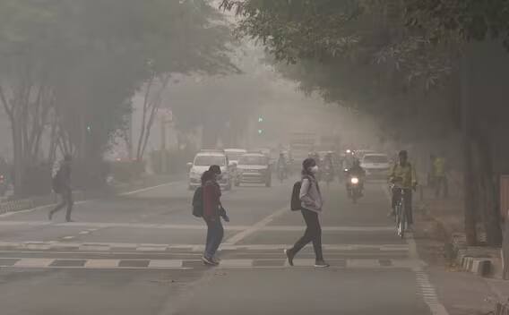 Delhi Air Quality Index: દિલ્લીમાં એર પોલ્યુશનનું સ્તર આ વર્ષે પણ ચિંતાજનક સ્તરે પહોંચ્યું છે. આનંદ વિહારામાં AQI 500 પરને પાર થઇ ગયો છે.