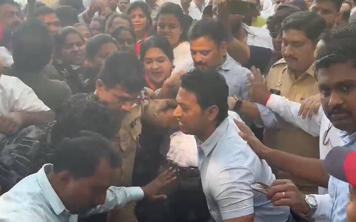 पुणे भाजप युवा मोर्चा आणि स्टुडेंट फेडरेशन ऑफ इंडिया या दोन्ही संघटनेच्या कार्यकर्त्यांमध्ये चांगलाच राडा झाला. काही वेळ पुणे विद्यापीठात तणावाचं वातावरण निर्माण झालं होतं.