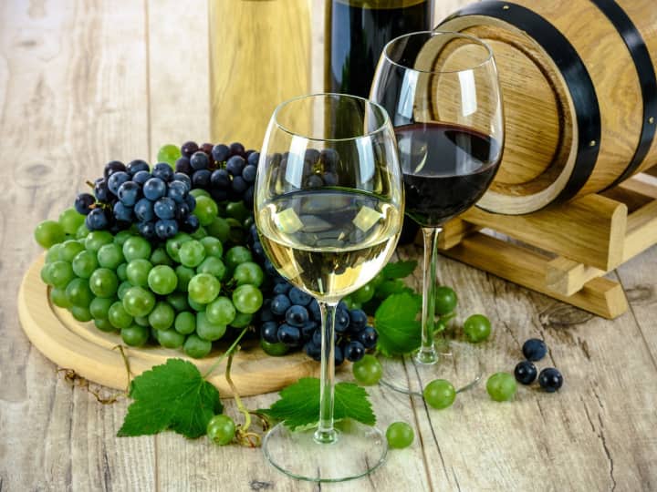 Alcohol In Wine: वाइन के शौकीनों की कोई कमी नहीं है, दुनियाभर में अलग-अलग तरह की वाइन तैयार की जाती हैं, जिनकी कीमत लाखों तक होती है.