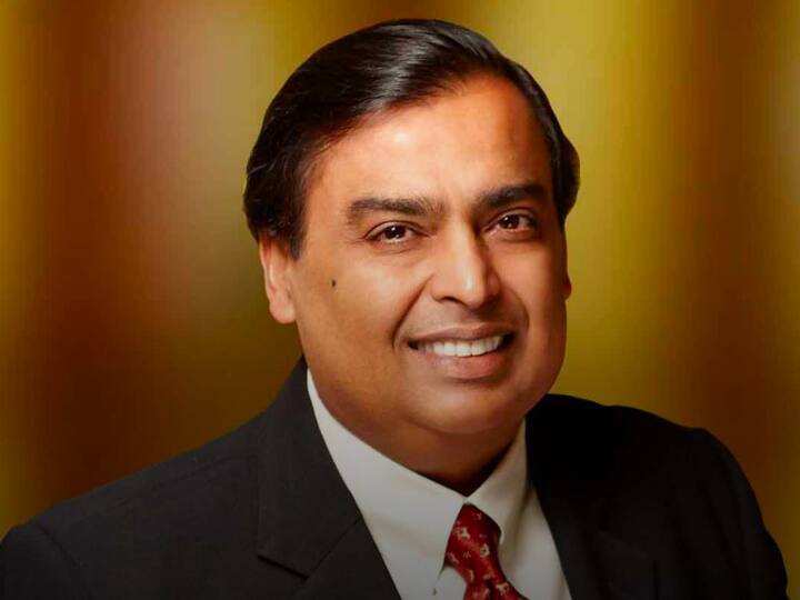 रिलायंस इंडस्ट्रीज के चेयरमैन मुकेश अंबानी दान देने के मामले में तीसरे स्थान पर हैं. उन्होंने रिलायंस फाउंडेशन के माध्यम से 376 करोड़ रुपये दान में दिए हैं. जीरोधा के निखिल कामथ सबसे युवा दानवीर बन गए हैं. वे 12वें स्थान पर हैं और उन्होंने 112 करोड़ रुपये दान किए हैं.