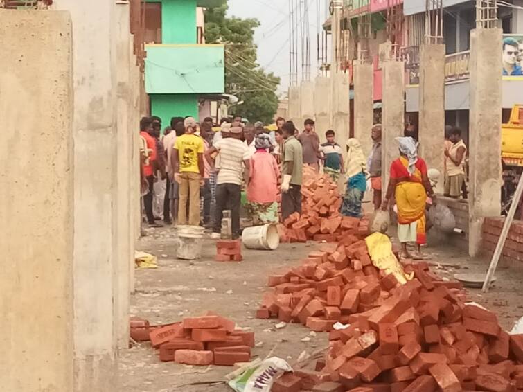 Dharmapuri news Harur bus stand has no emergency route  public commotion has halted construction work TNN அரூர் பஸ் ஸ்டாண்டில் அவசர வழி இல்லை - கட்டிடப் பணியை நிறுத்திய பொதுமக்களால் பரபரப்பு