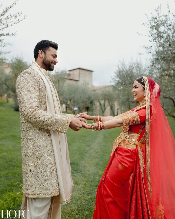 वहीं इस ड्रिमी वेडिंग की फ्रेश तस्वीरें सामने आई हैं, जो आपका दिल जीत लेंगी.