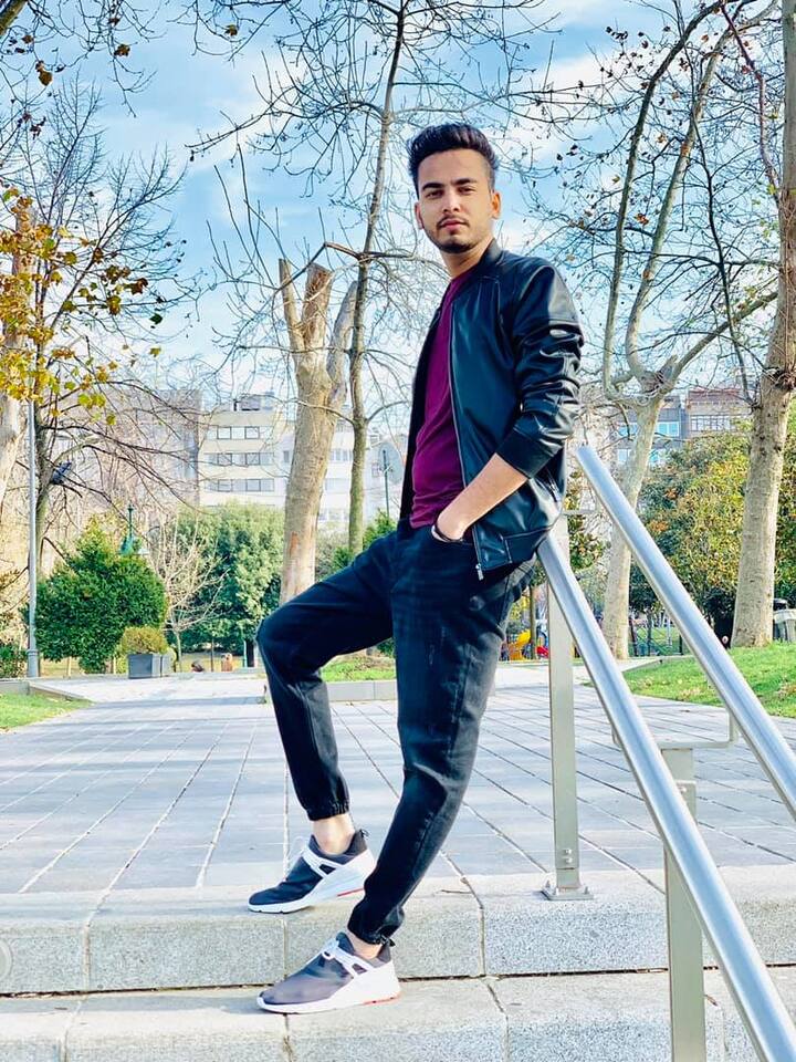 नोएडा के सेक्टर 49 पुलिस थाने में एल्विश समेत छह लोगों के खिलाफ एफआईआर दर्ज हुई है. एल्विश पर आरोप है कि वह पार्टी में सांप का जहर सप्लाई करवाकर मोटी रकम वसूलते थे.