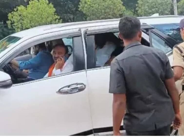 Telangana Election 2023 BJP Leader Etela Rajender Vehicle checking by police Etela Rajender: ఈటెల రాజేందర్‌ వాహనాన్ని చెక్‌ చేసిన పోలీసులు