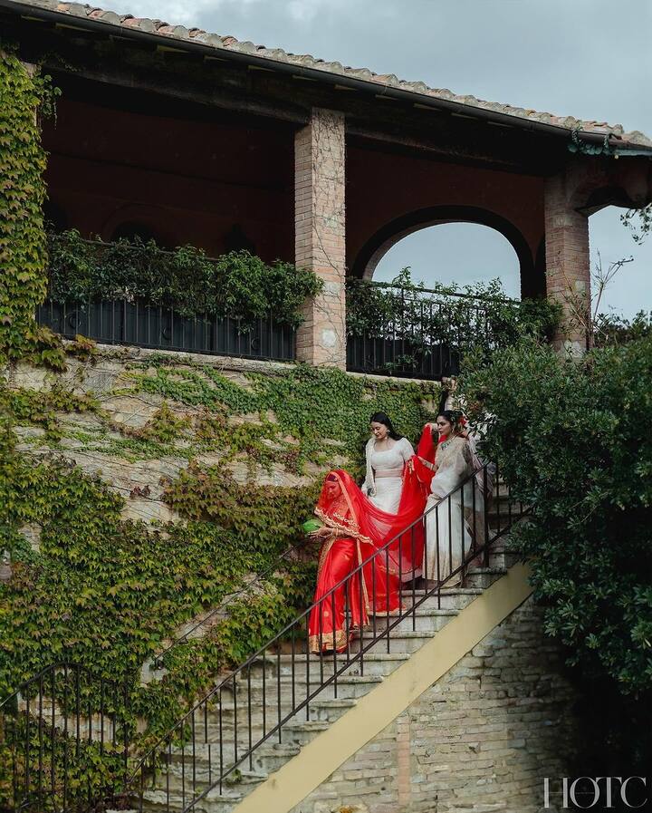 वहीं लावण्या त्रिपाठी ने भी अपने इस खास दिन पर अपनी ब्राइड मेट्स के साथ ग्रैंड एंट्री मारी.