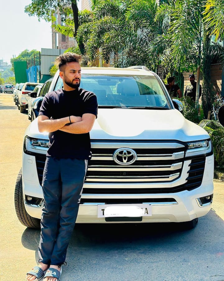 वहीं बिग बॉस ओटीटी 2 विनर ने भी बीजेपी सांसद के खिलाफ मोर्चा खोल दिया है. एल्विश यादव ने एक्स पर मेनका गांधी पर पलटवार करते हुए उनकी एक वीडियो शेयर की है जिसमें वे एल्विश के खिलाफ बयान दे रही हैं.