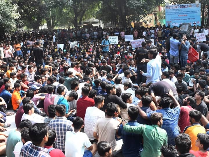 Varanasi police station incharge line hazir in IIT BHU molestation case After student protest IIT BHU में छात्रा के साथ छेड़खानी का मामला, लंका थाना प्रभारी पर गिरी गाज, गाइडलाइन्स जारी