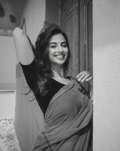 Meenakshi Chaudhary: బ్లాక్ శారీలో మీనాక్షి- స్టన్నింగ్ లుక్స్ తో మెస్మరైజ్