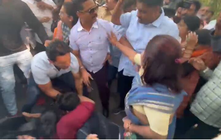 एका गटाकडून जय भीम तर दुसऱ्या गटाकडून वंदे मातरम् च्य़ा घोषणा दिल्या जात आहे. यात महिला कार्यकर्त्यांचादेखील समावेश आहे. महिलां कार्यकर्त्यांमध्येही जोरदार राडा झाला आहे.